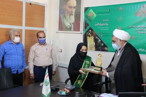 دانش‌آموز بوشهری جایزه سال بنیاد البرز را کسب کرد