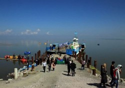 هجوم مردم و مسافران به سواحل دریاچه ارومیه