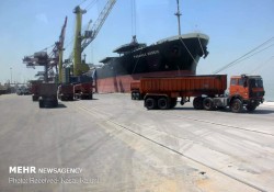 کشتی حامل ۲۰ هزار تن خاک فسفات وارد بندر بوشهر می‌شود