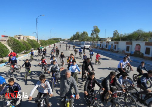 همایش دوچرخه سواری به مناسبت دهه مبارک فجر در جزیره خارگ برگزار شد