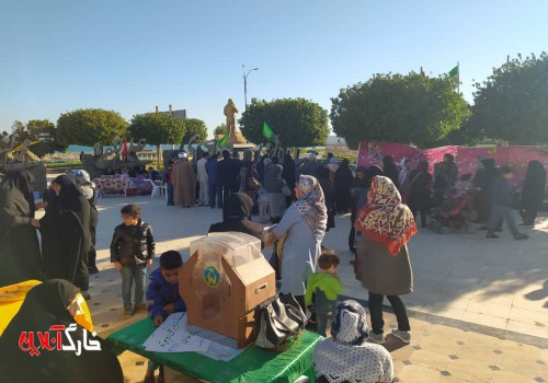 گروهی از دانش آموزان و معلمین و اولیاء به مناسبت ولادت حضرت فاطمه زهرا (س) اقدام به برپایی ایستگاه صلواتی کردند