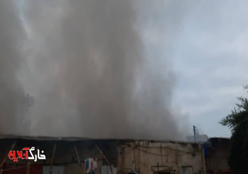 یک کارگاه مبل سازی بهمراه یک منزل مسکونی در جزیره خارگ طعمه آتش شد+تصویر