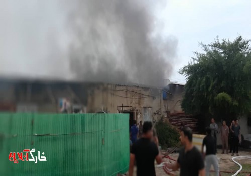 یک کارگاه مبل سازی بهمراه یک منزل مسکونی در جزیره خارگ طعمه آتش شد+تصویر