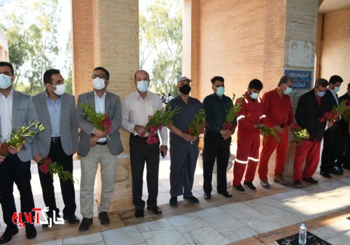 آیین غبار روبی گلزار شهدا به مناسبت دهه مبارک فجر در جزیره خارگ