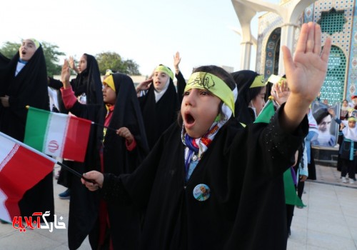 اجرای سرود سلام فرمانده با حضور گسترده دانش آموزان دختر و پسر دبستانی در جزیره خارگ اجرا شد.