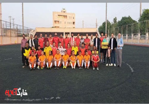 تجلیل هنرمندان در زمین فوتبال توسط تیم قلمداران هنر جنوب /  بازیکنان با انداختن چفیه فلسطین وارد زمین شدند